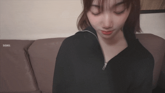 难得一见的超级清纯 纯情萝莉学生妹 白虎美腿身材苗条瘦长！低着头害羞又有点害怕！【628MB】